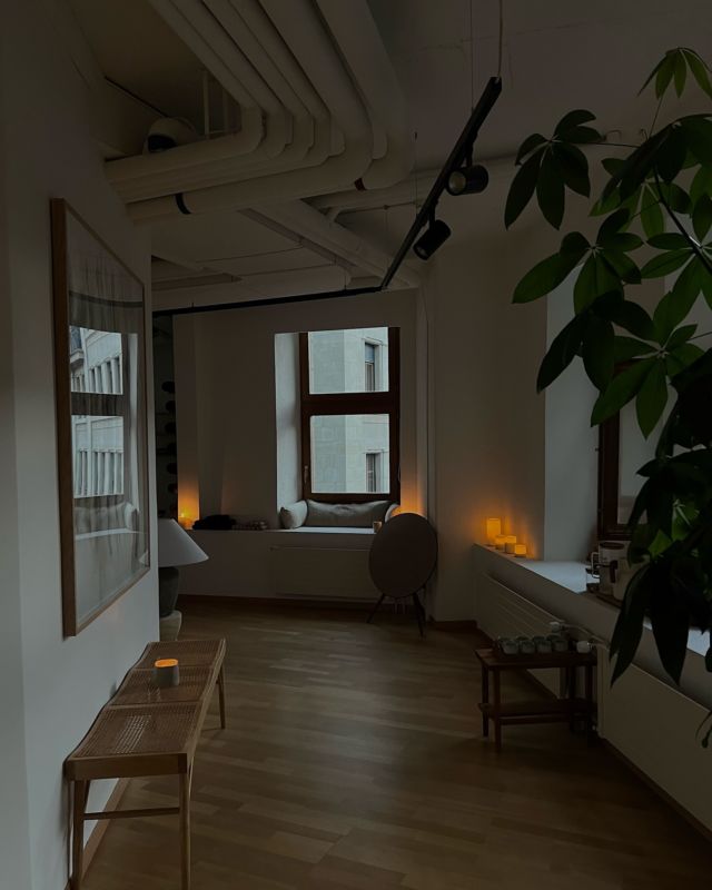 Too beautiful not to post! Roll out of bed and join us for a feel good morning class at 7:10 🤍🕯️🍃 

You’ll end the class with a lovely cup of digestion tea and a cold face towel before facing the rest of the day! Who’s in?

#reformerpilates #sohostudio #soho #art #zen #serenity #candles #cosy #autumnvibes