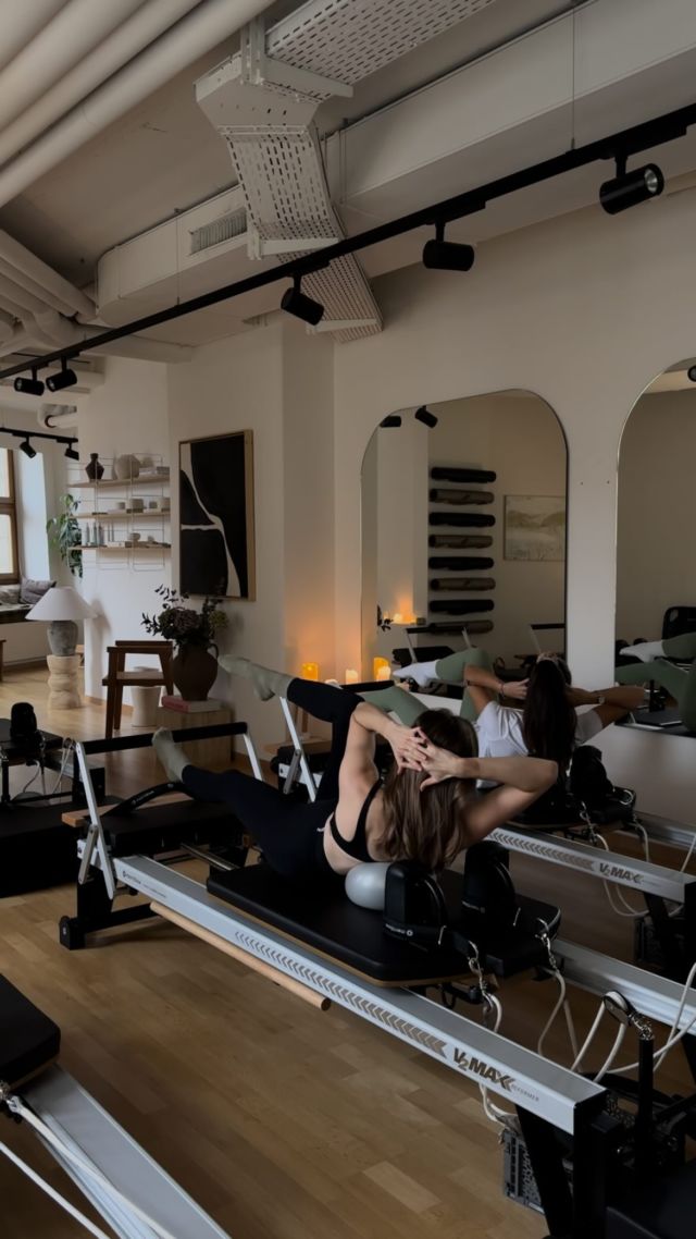 Come join us for this spicy core sequence in our sculpt class! 🌶️ 🔥♥️

#reformer #reformerpilates #pilatesreformer #coreworkout #pilates #pilatesinstructor